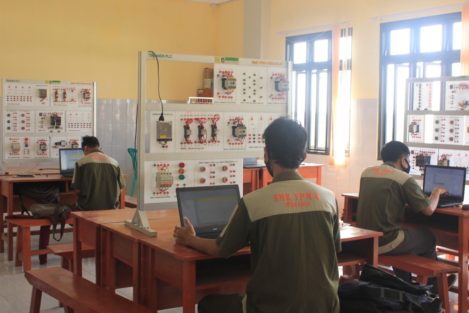 Lab. Otomasi Industri & Pemrograman PLC SMK YPM 8 Sidoarjo